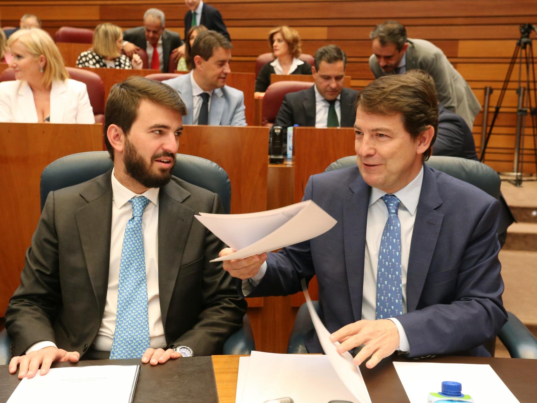 El vicepresidente de la Junta, Juan García-Gallardo, y el presidente, Alfonso Fernández Mañueco, en el pleno de este martes en las Cortes.