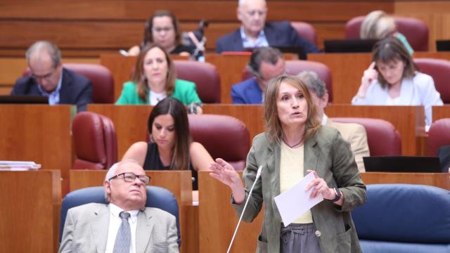 La consejera de Educación, Rocío Lucas, durante su intervención en el Pleno de las Cortes