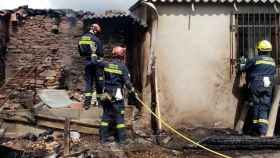Bomberos de la Diputación de Salamanca trabajan en un incendio