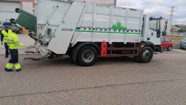 Camión de basura de Astorga trabajando en Benavente
