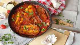 Berenjena asada con salsa de tomate, una receta fácil con pocos ingredientes