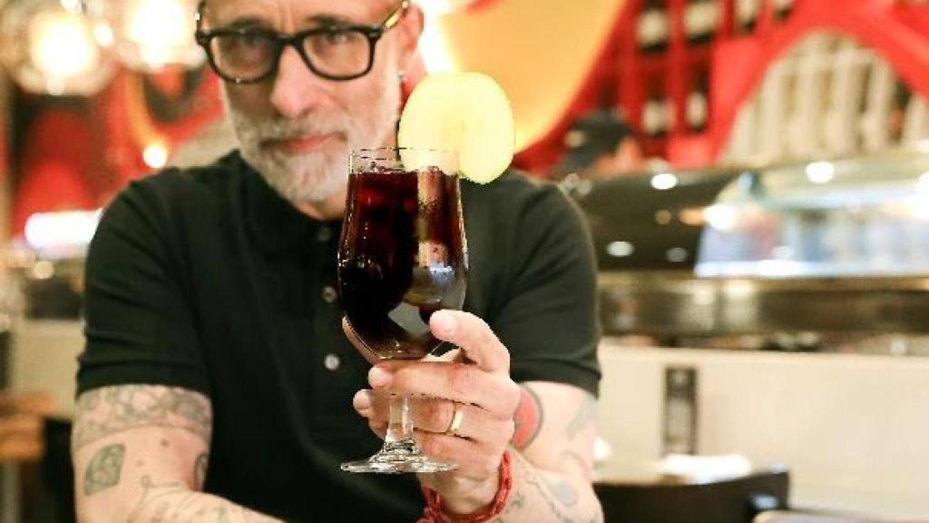 Sergi Arola en una imagen de sus redes sociales posando en el local 'Lola by Sergi Arola'.