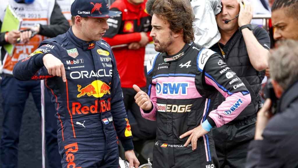 Fernando Alonso habla con Max Verstappen en el Gran Premio de Canadá