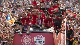 Los jugadores del Girona FC y del Basquet Girona celebran con la afición el ascenso a la Primera División del fútbol español y a la Liga Endesa de Baloncesto