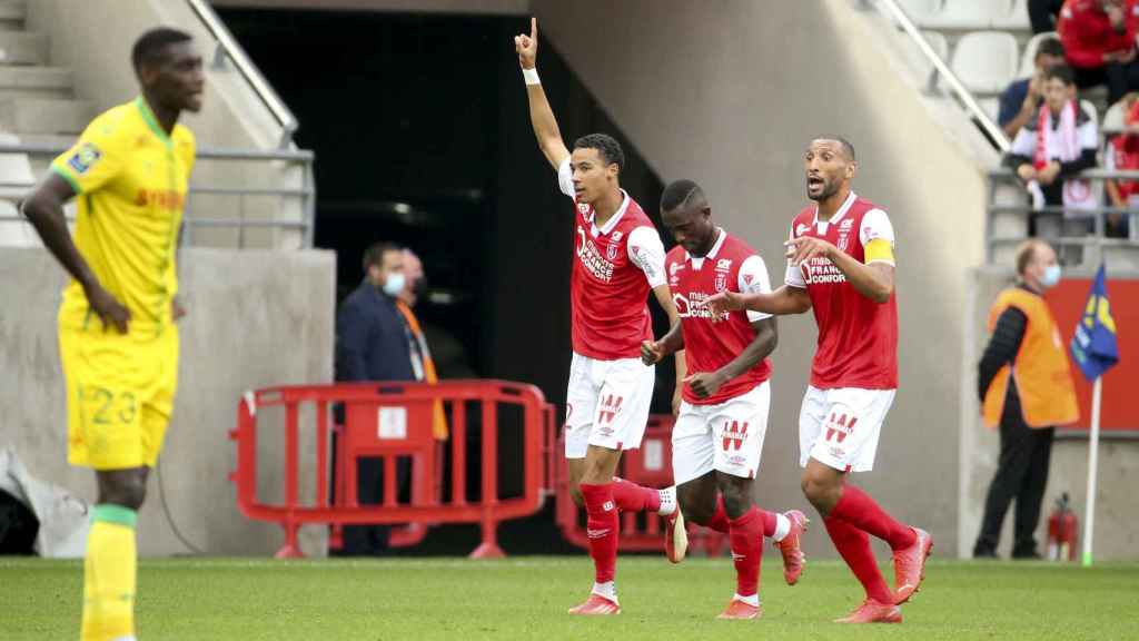 Hugo Ekitike, celebrando un gol con sus compañeros del Stade de Reims