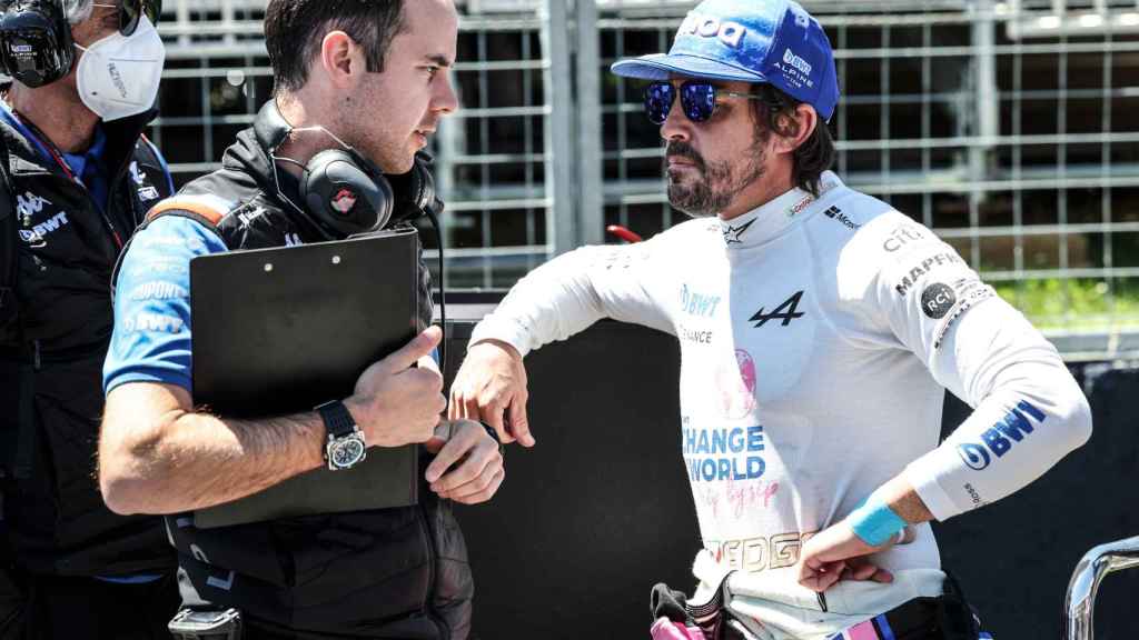 Fernando Alonso hablando con uno de sus ingenieros en Canadá