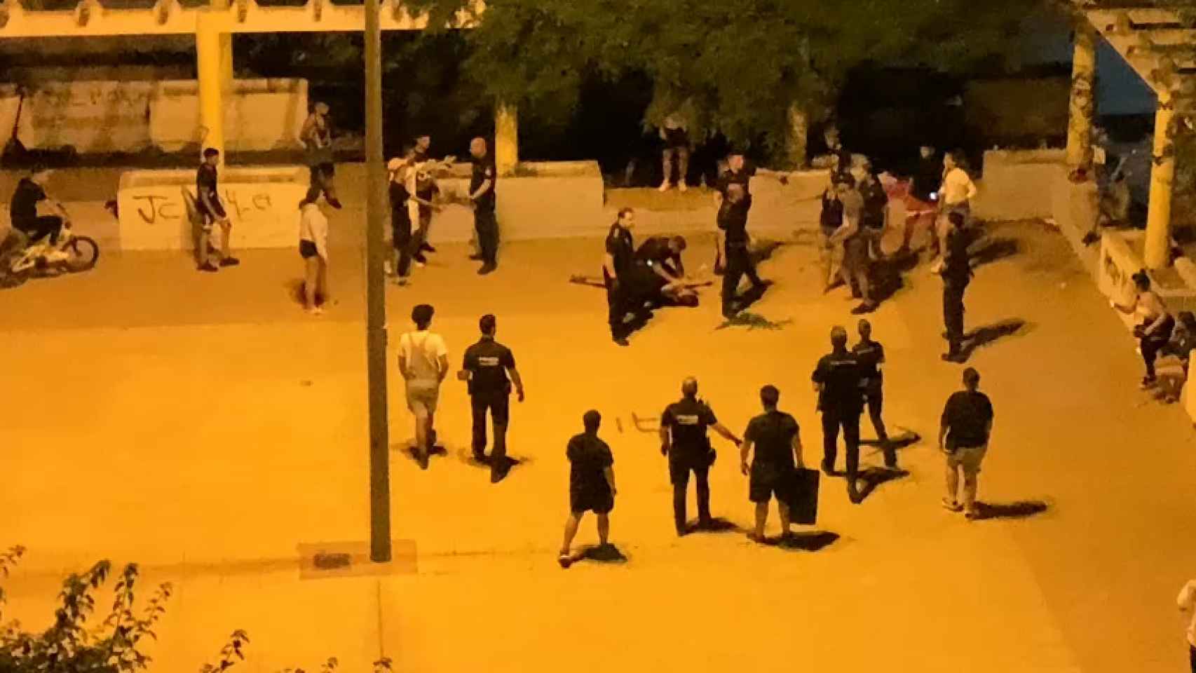 El vídeo de la batalla campal en Cartagena: unos vecinos ruidosos dejan a tres policías heridos.