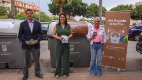 Raúl García Paine, Noelia Losada y Teresa Porras, junto a un contenedor marrón.