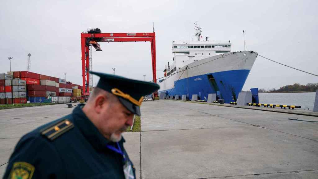 Un oficial ruso en el puerto de la región de Kaliningrado.