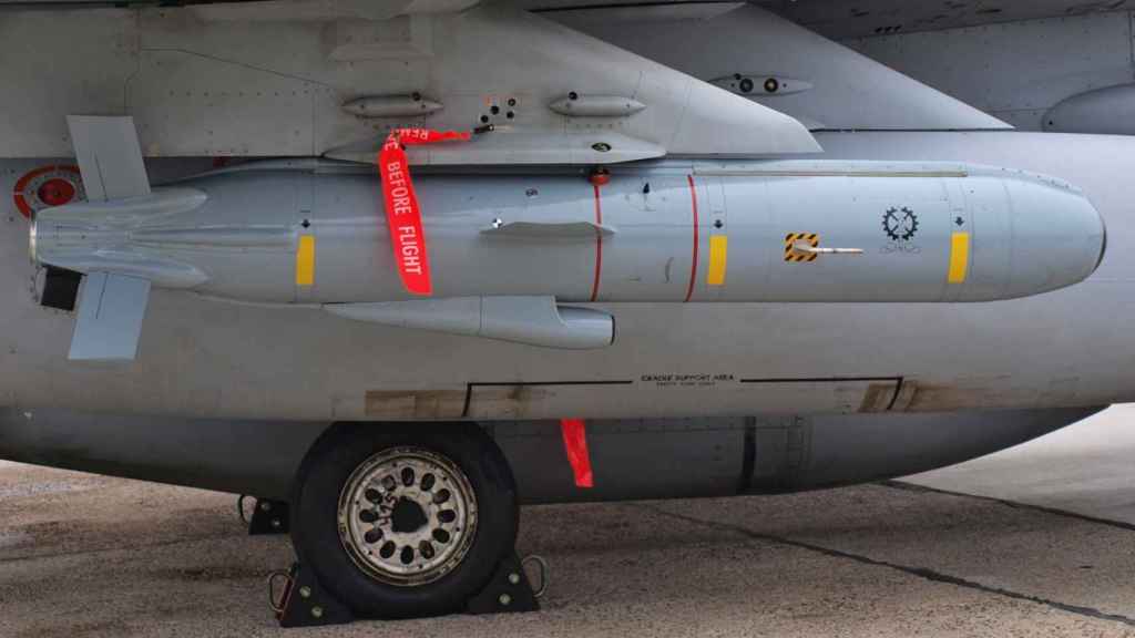 Un misil Delilah cargado en un caza israelí F-16D