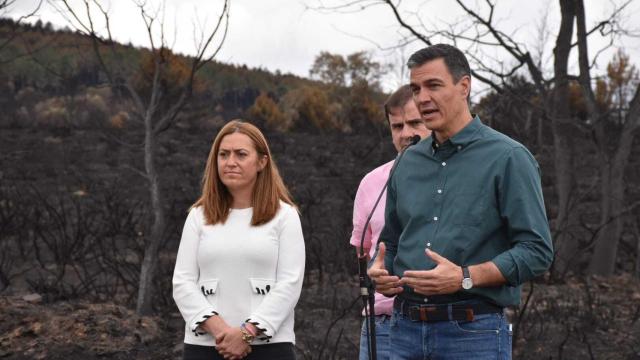 Pedro Sánchez durante su visita a la zona afectada por el incendio de Sierra de la Culebra