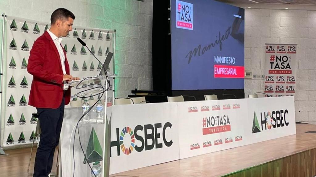 Fede Fuster, en su intervención en contra de la tasa turística en la asamblea anual de Hosbec.