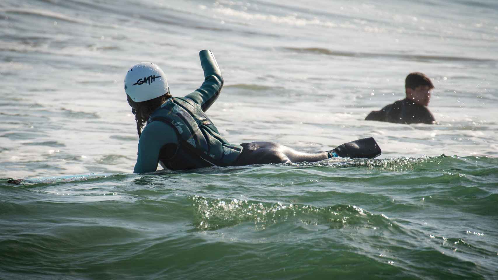 Sarah tras coger una ola durante un entrenamiento.
