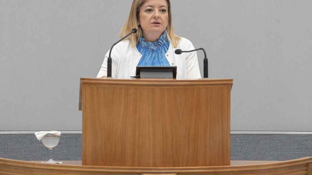 La diputada del PP María Dolores Valcárcel, este miércoles, defiendo la moción para descentralizar las oficinas de Hacienda en la Región de Murcia.