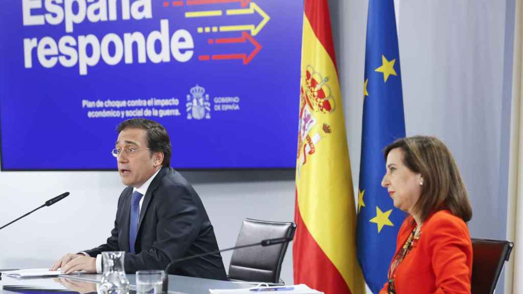 El ministro de Exteriores, José Manuel Albares, y la ministra de Defensa, Margarita Robles, durante la rueda de prensa para la presentación de la Cumbre de la OTAN Madrid 2022.