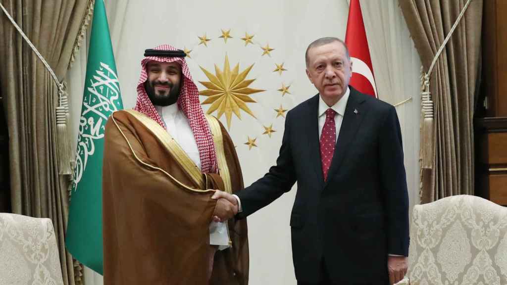 El presidente de Turquía,  Recep Tayyip Erdogan, recibe al príncipe saudí Mohamed bin Salmán en Ankara.