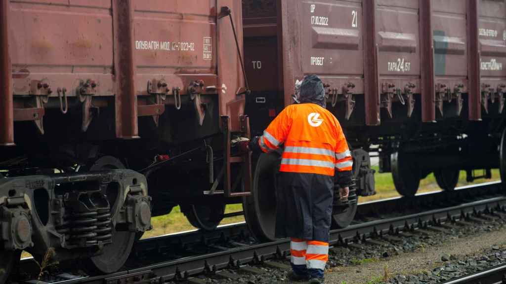 Un operario lituano inspecciona los vagones de mercancías de un tren procedente del enclave ruso de Kaliningrado.