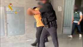 El presunto yihadista, a su salida de su casa arrestado por la Guardia Civil.