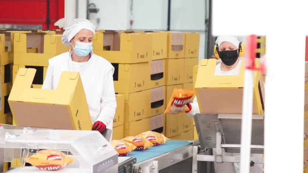 Dos operarias trabajan en una fábrica de snacks en Medina del Campo, Valladolid