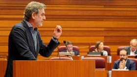 El procurador socialista José Luis Vázquez durante su defensa de la moción sobre incendios forestales, este miércoles en las Cortes.