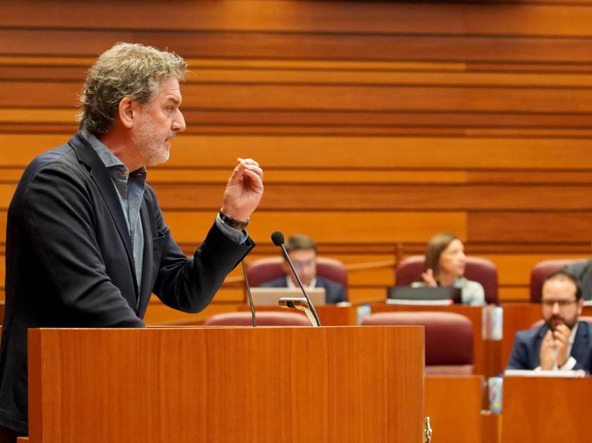 El procurador socialista José Luis Vázquez durante su defensa de la moción sobre incendios forestales, este miércoles en las Cortes.