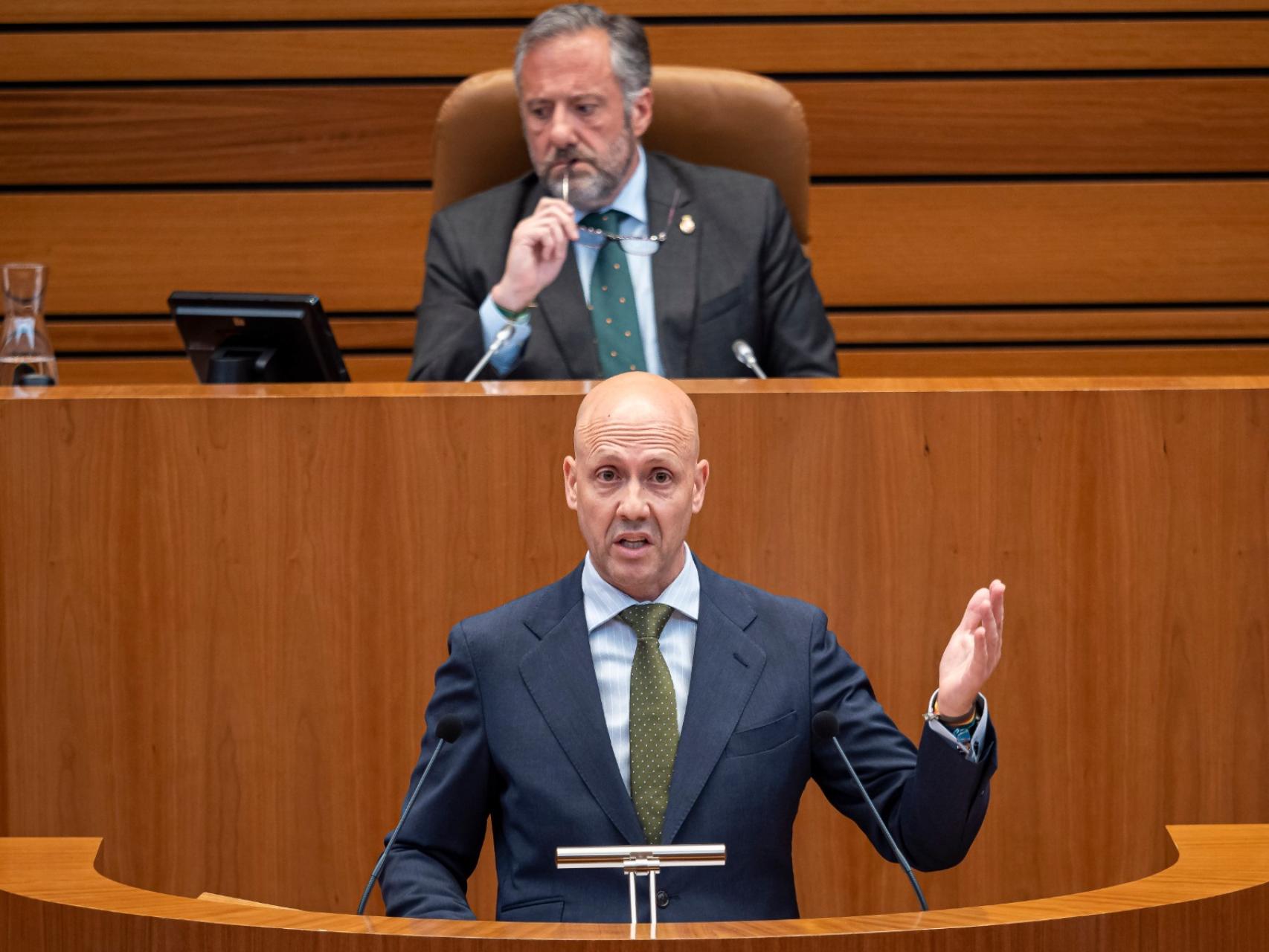 El portavoz de Vox, Carlos Menéndez, durante su intervención en las Cortes, este miércoles.