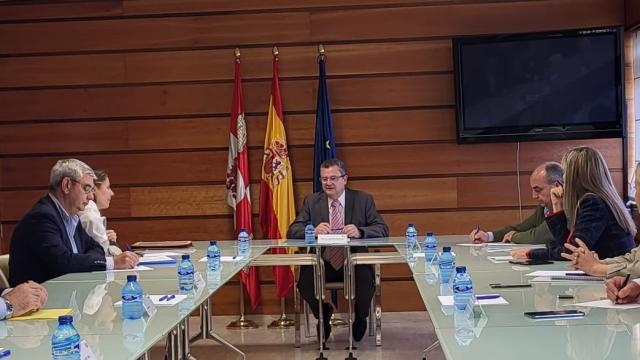 Reunión del consejero de Agricultura, Gerardo Dueñas, con representantes del sector de la distribución, este miércoles.