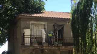 Agentes en la vivienda del hombre asesinado en Villagarcía de la Vega (León)