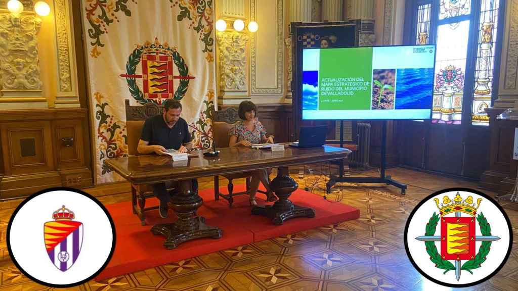 Óscar Puente y María Sánchez en la rueda de prensa de este miércoles y los escudos del Real Valladolid (Izq) y la ciudad (Drch).