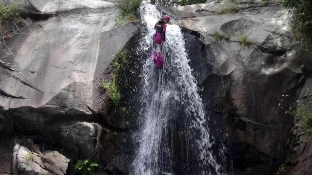 Una mujer hace barranquismo en la Sierra de Gredos, en Ávila.