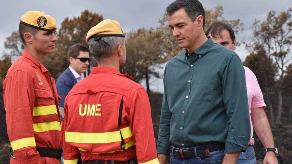 Pedro Sánchez durante su visita a la zona afectada por el incendio de Sierra de la Culebra