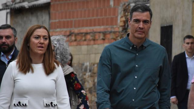 Pedro Sánchez y Virginia Barcones durante su visita a la zona afectada por el incendio de Sierra de la Culebra