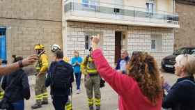 Los vecinos de Otero de Bodas aplauden a los bomberos por su labor durante el incendio