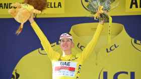 Tadej Pogacar en un podio tras una etapa del Tour de Francia.