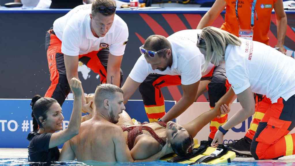 Susto en el Mundial de Natación: una nadadora se desmaya en el agua y tiene que ser rescatada