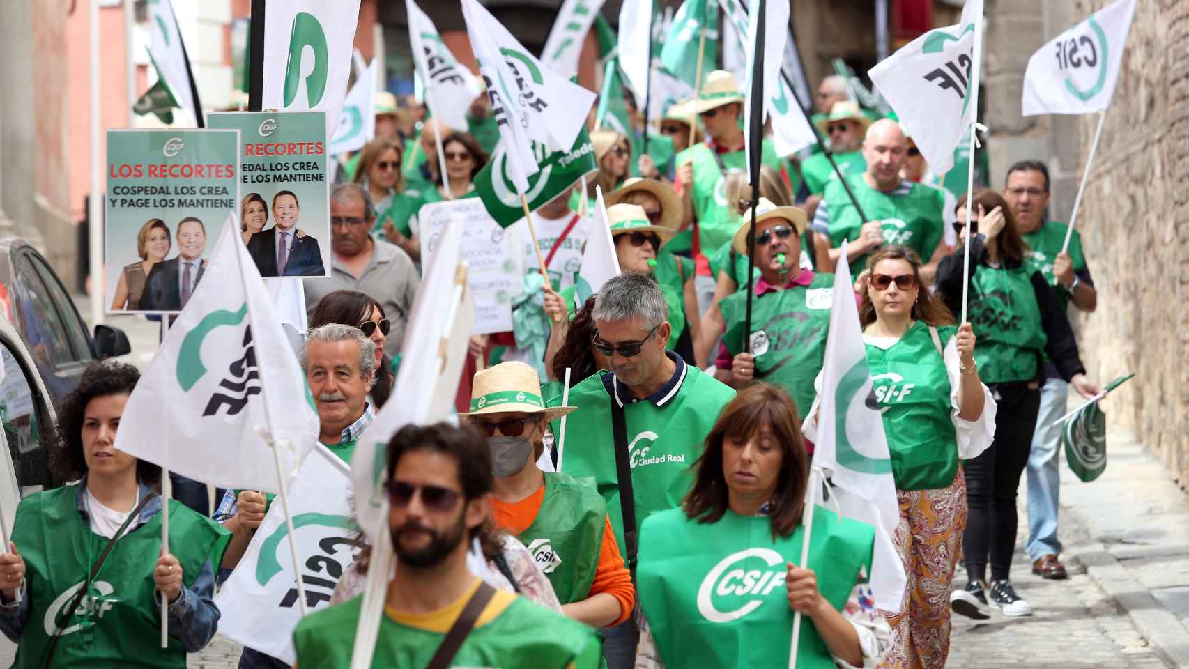 Más de 300 delegados del CSIF recorren las calles de Toledo contra los recortes