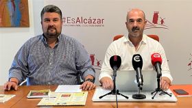 El concejal de festejos, Benjamín Gallego, junto al presidente de la Asociación Al-Kasar, José Luís Carneros. Foto: Ayuntamiento de Alcázar.