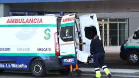 Una ambulancia llega al Hospital Universitario de Toledo con un paciente.