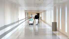 Dos sanitarios acompañan a un paciente en el Hospital Universitario de Toledo.