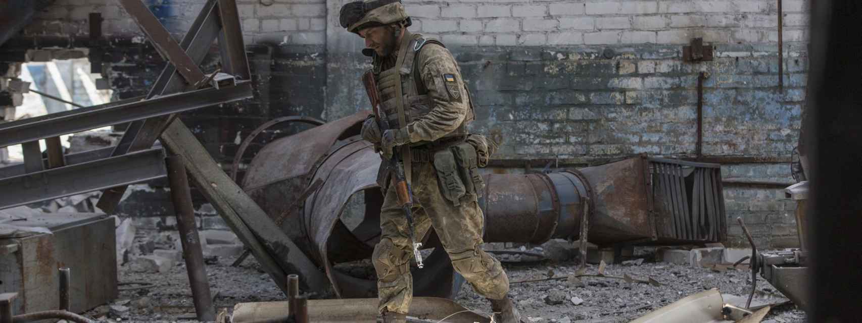 Un soldado en combate en Severodonetsk.