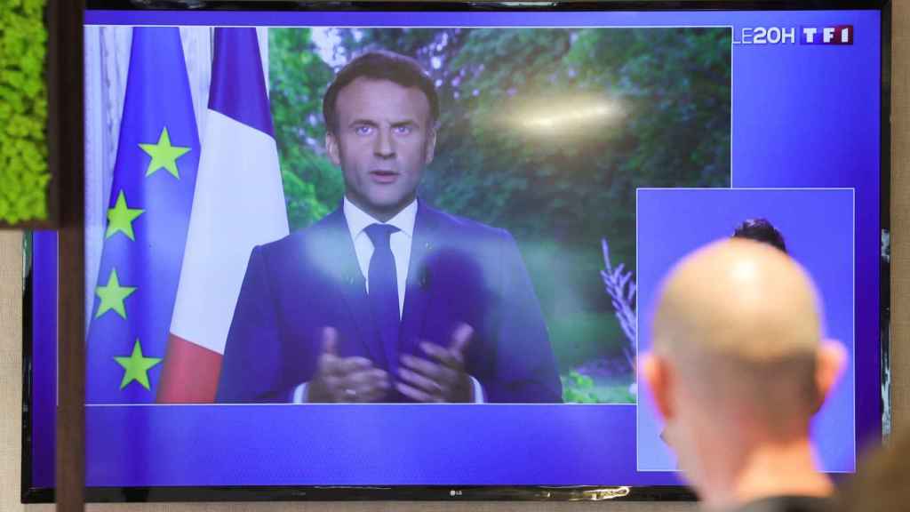 El presidente de Francia, Emmanuel Macron, se dirige a la nación en un mensaje televisado.