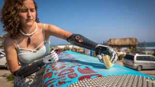 Sarah, la Heroína de la Tabla de Surf: Campeona tras Perder las Manos y los Pies a los 18 Años