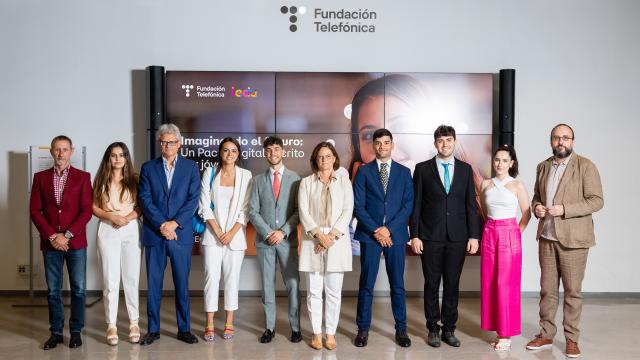 Diferentes autores del ensayo junto con Pablo de Carvajal, secretario general y Asuntos Regulatorios de Telefónica, Carmen Morenés, directora general de Fundación Telefónica y representantes de la LEDU.