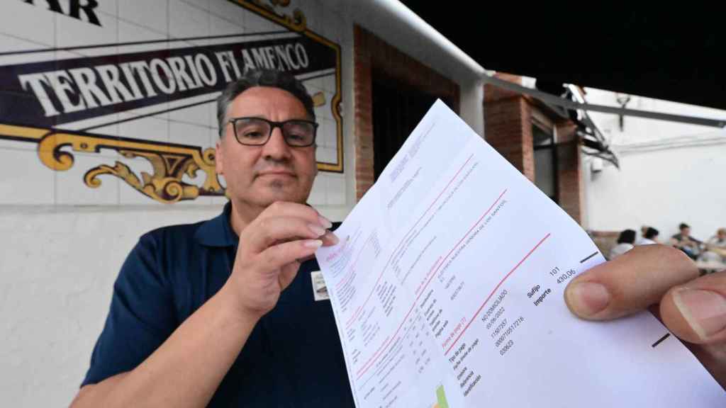 Jorge Jiménez, 'El Pavero', propietario del café bar 'Territorio Flamenco', muestra su factura de luz.