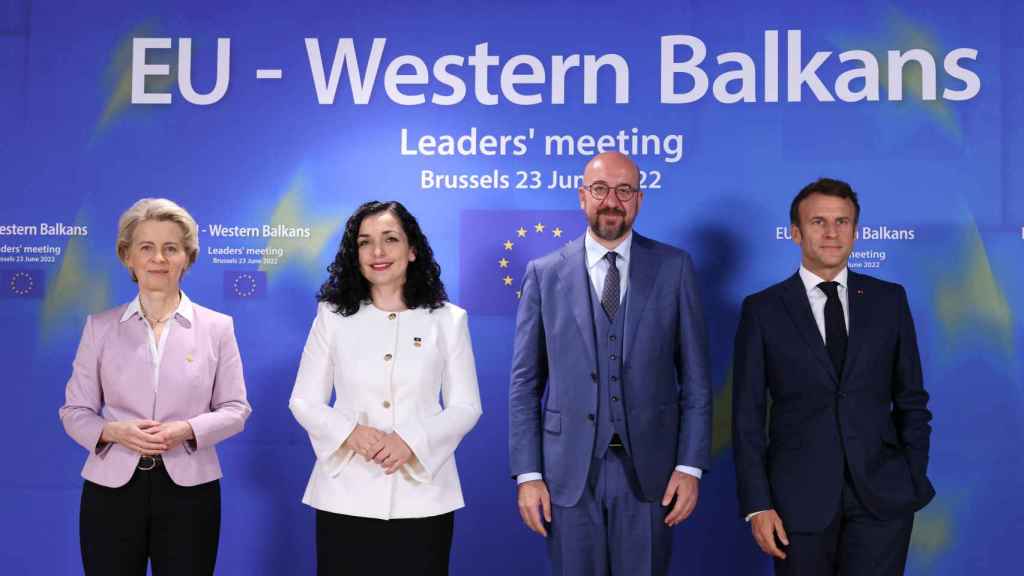 La presidenta de Kosovo, Vjosa Osmani, posa con Ursula von der Leyen, Charles Michel y Emmanuel Macron