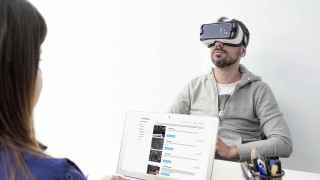 Superar el miedo a volar o a las alturas sin salir de la consulta: la realidad virtual se alía con el terapeuta
