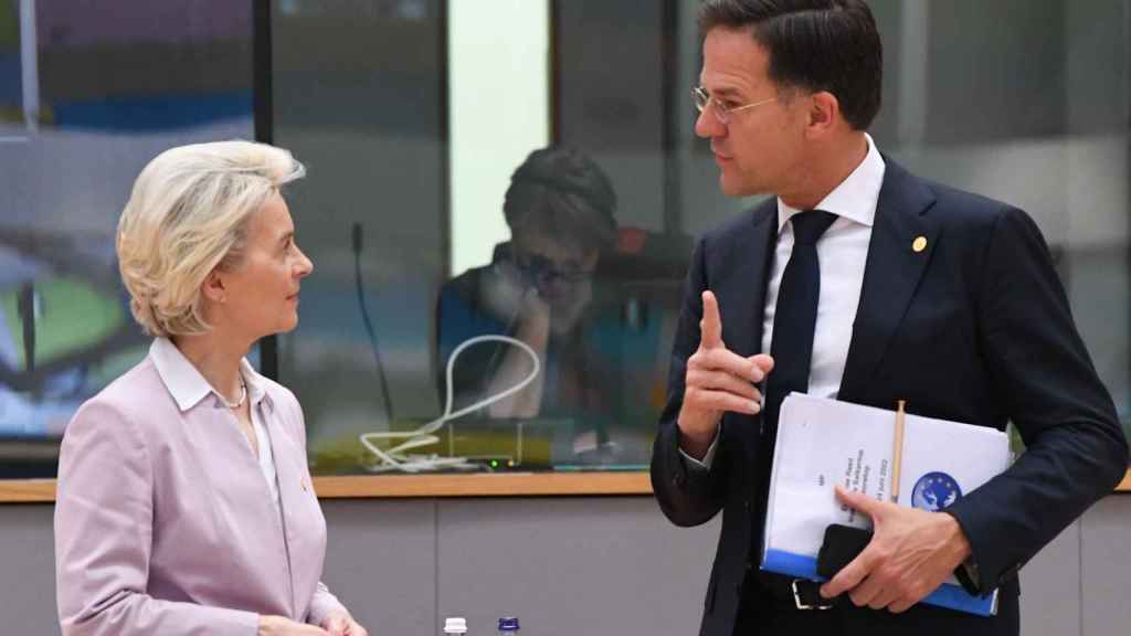 El primer ministro holandés, Mark Rutte, conversa con Ursula von der Leyen durante el Consejo Europeo de este jueves