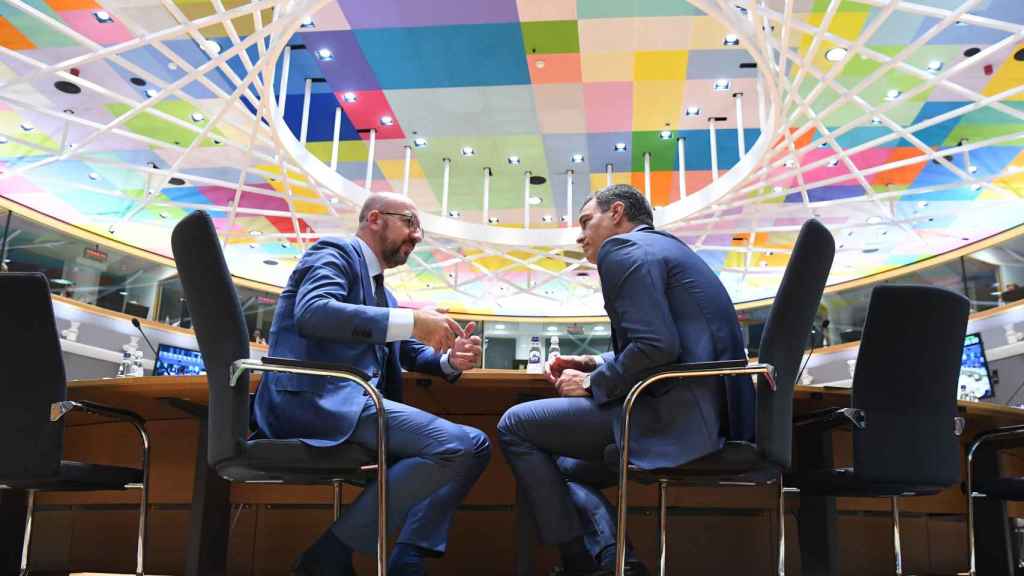 Pedro Sánchez conversa con el presidente del Consejo Europeo, Charles Michel, durante la cumbre de este jueves