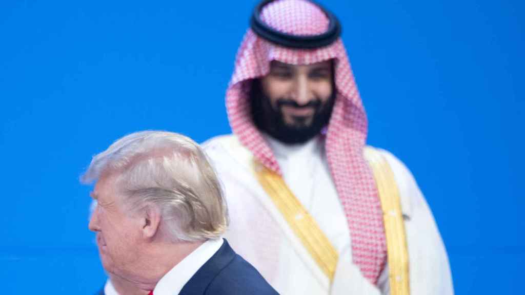 El presidente de los Estados Unidos, Donald Trump, pasa frente al príncipe heredero de Arabia Saudita, Mohammed bin Salman, en noviembre de 2018.