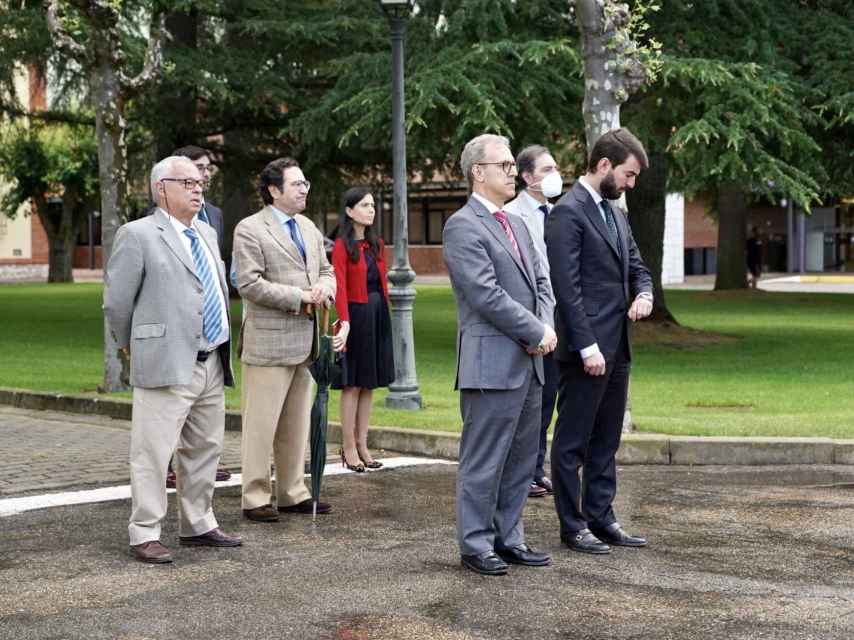 El vicepresidente de la Junta, Juan García-Gallardo, y los consejeros de Industria y Cultura, Mariano Veganzones y Gonzalo Santonja, en el minuto de silencio de este jueves.